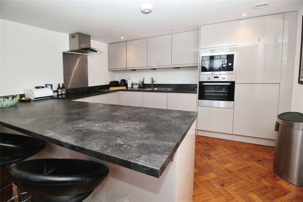 2 bed flat for saleGeneva Place, Bideford, Devon EX39 photo 4