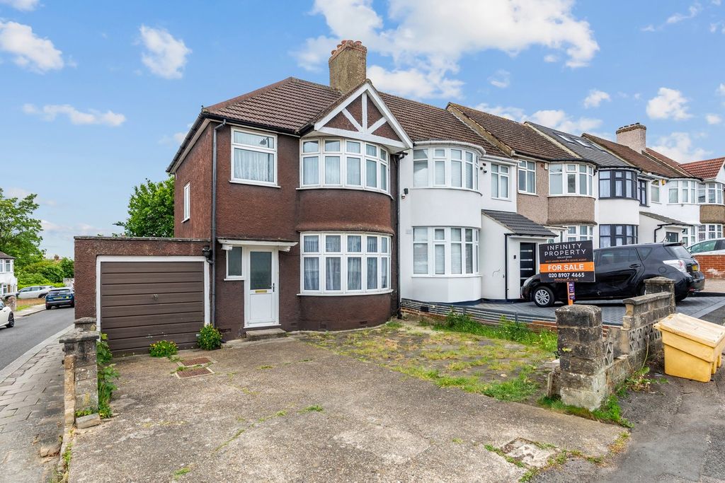 3 bed terraced house for saleWakemans Hill Avenue, London NW9