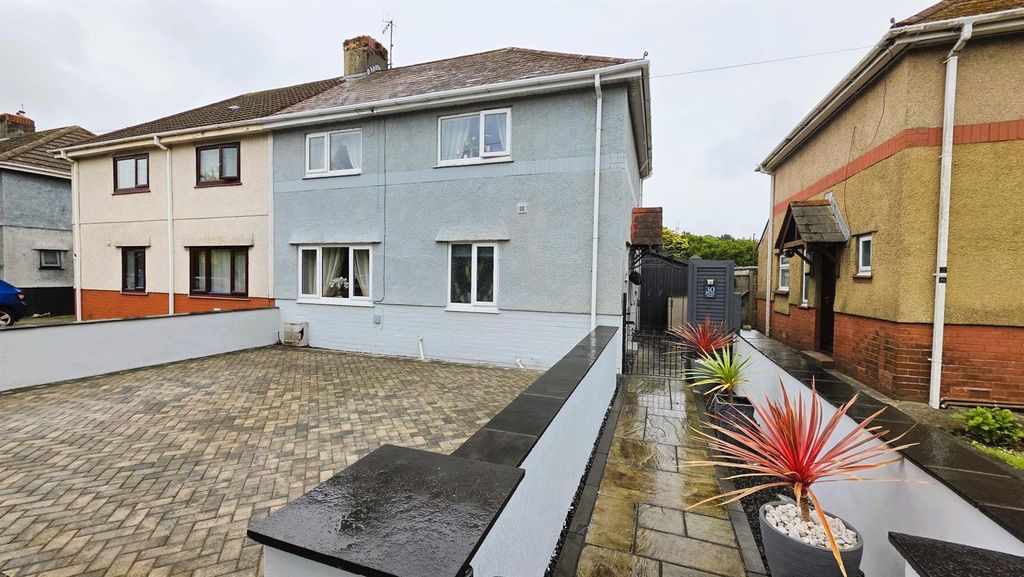 4 bed semi-detached house for saleSchool Road, Llanelli SA15