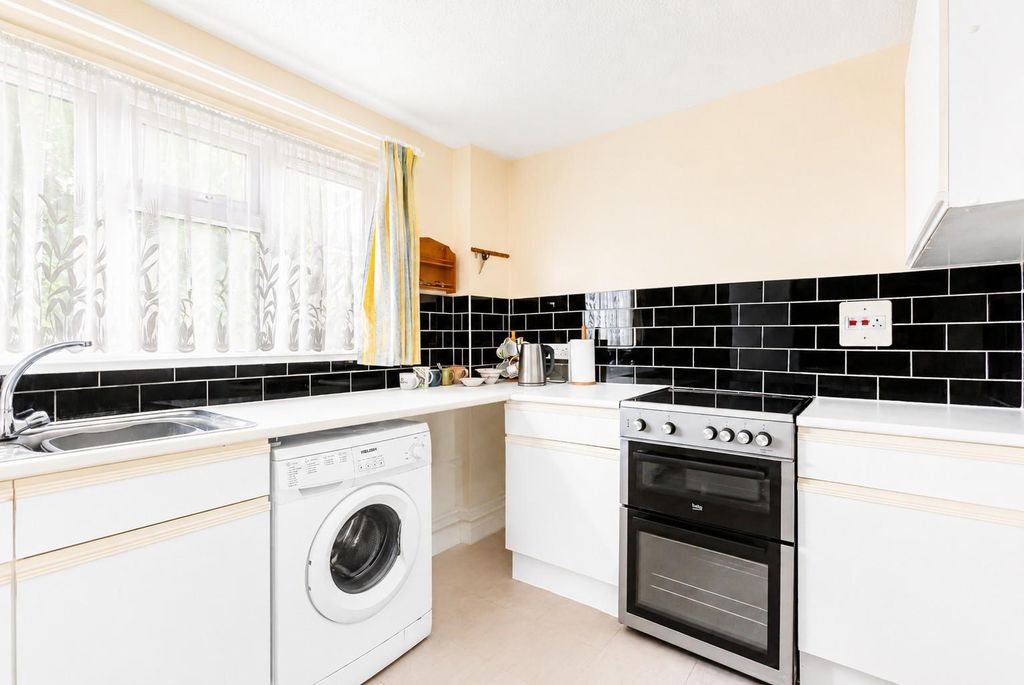 Additional image 4 of 2 bed flat for saleMulberry Close, Broxbourne EN10