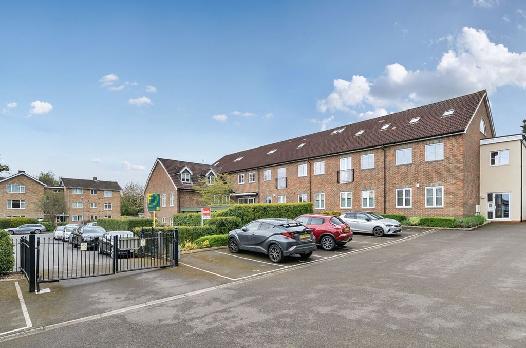 2 bed flat for saleGibbs Couch, Watford WD19 photo 2