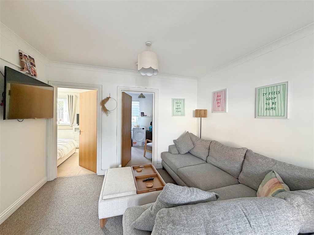 2 bed flat for saleStation Approach, Braintree CM7 photo 5