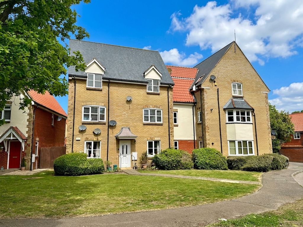 Additional image 2 of 2 bed flat for saleBramble Tye, Noak Bridge SS15