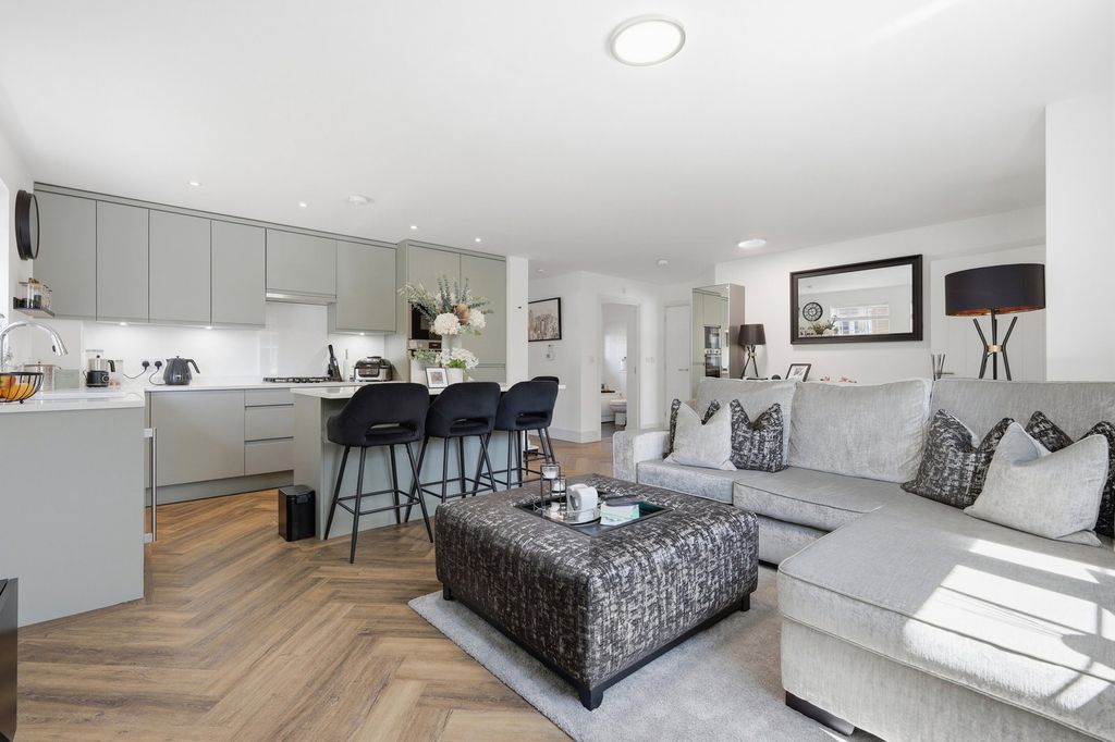 2 bed flat for saleHampton Court, Basildon SS15