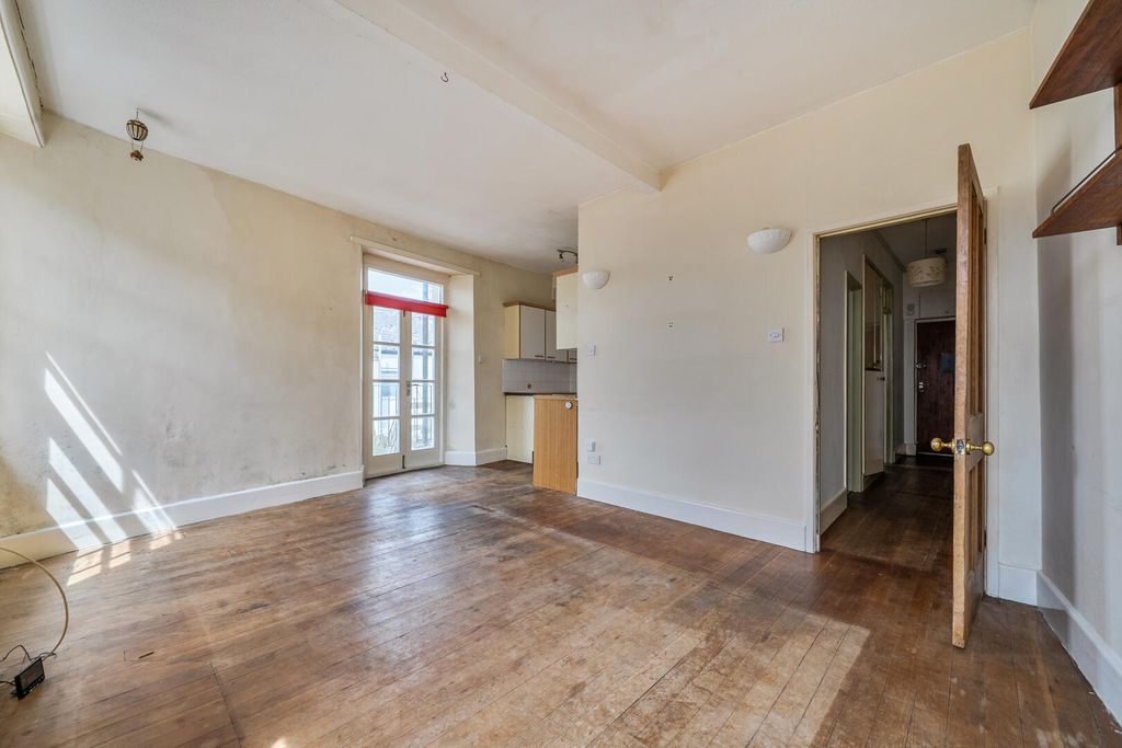 1 bed flat for saleMarket Square, Axminster EX13 photo 2