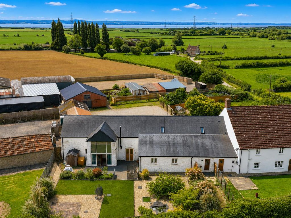 4 bed barn conversion for saleUndy, Caldicot NP26 photo 2