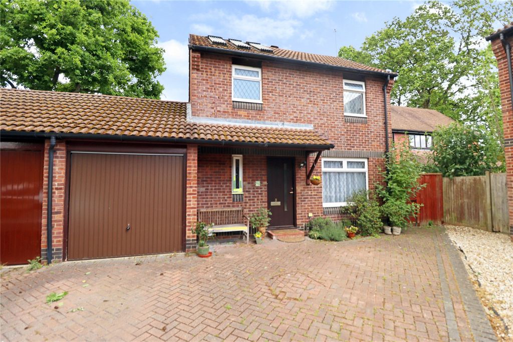3 bed link detached house for saleWoking, Surrey GU21