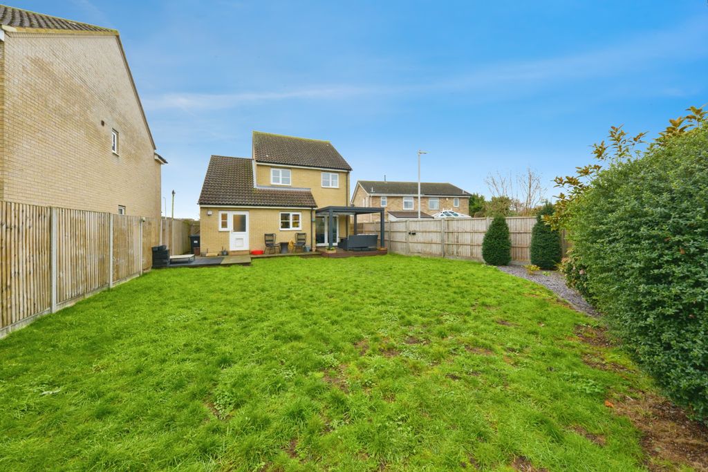 4 bed detached house for saleRowan Crescent, Biggleswade SG18 photo 4