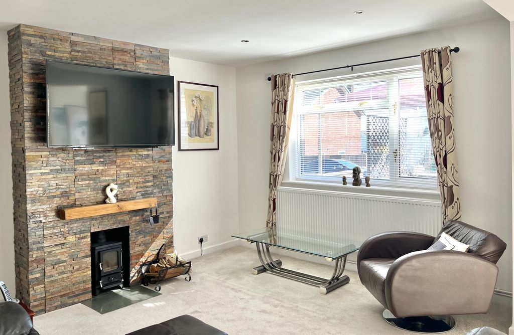 3 bed semi-detached house for saleSt. Davids Close, Bulwark, Chepstow NP16 photo 5