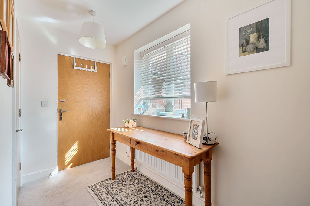 2 bed flat for saleElliston Way, Ashtead KT21 photo 4