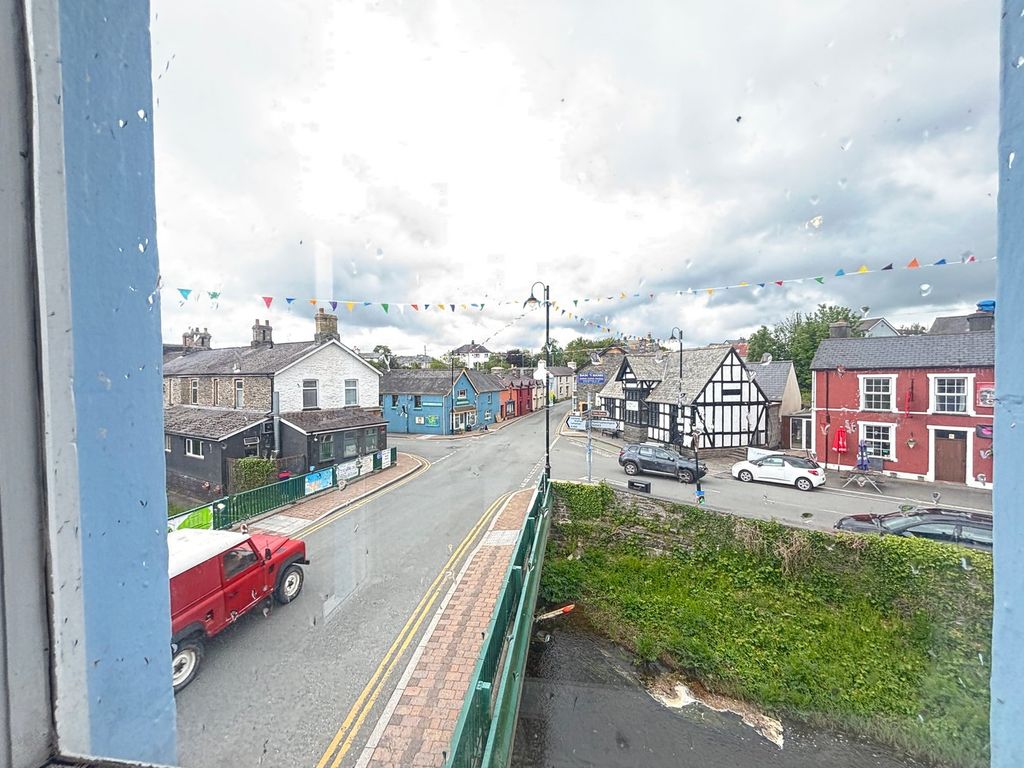3 bed flat for saleThe Square, Tregaron SY25 photo 4