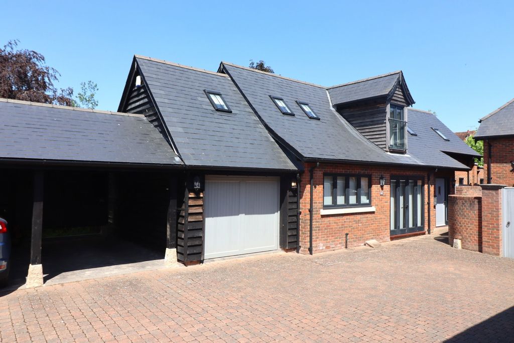 3 bed detached house for saleStiles Yard, West Street, Alresford SO24
