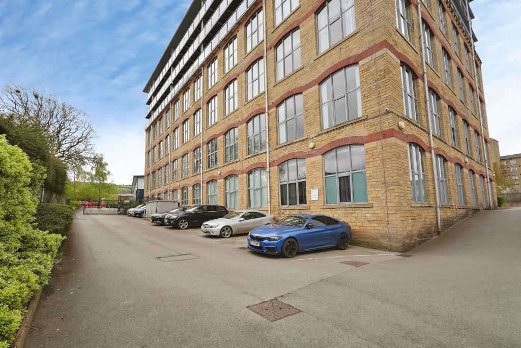 2 bed flat for saleDewsbury Road, Elland HX5