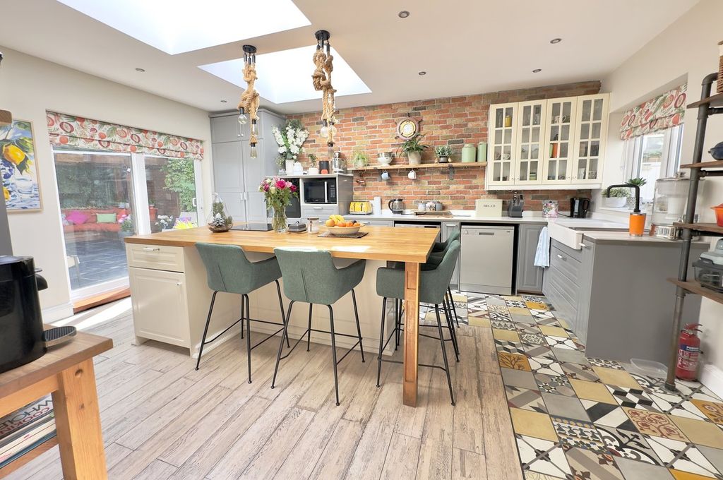3 bed flat for saleCavendish Road, Dean Park, Bournemouth BH1 photo 2