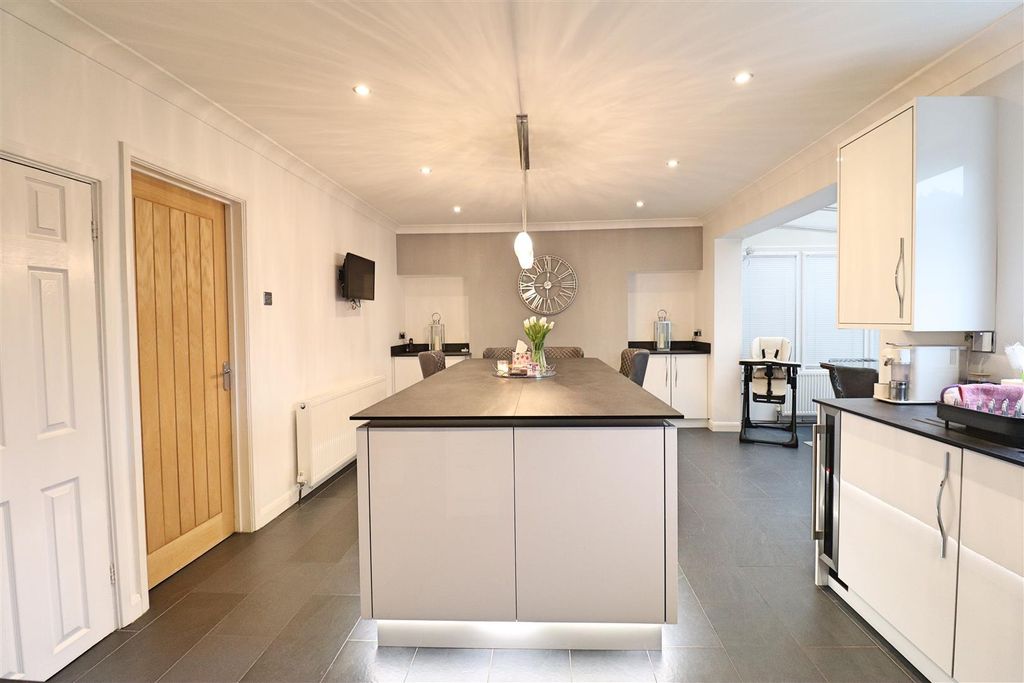 4 bed semi-detached house for saleAetheric Road, Braintree CM7 photo 2