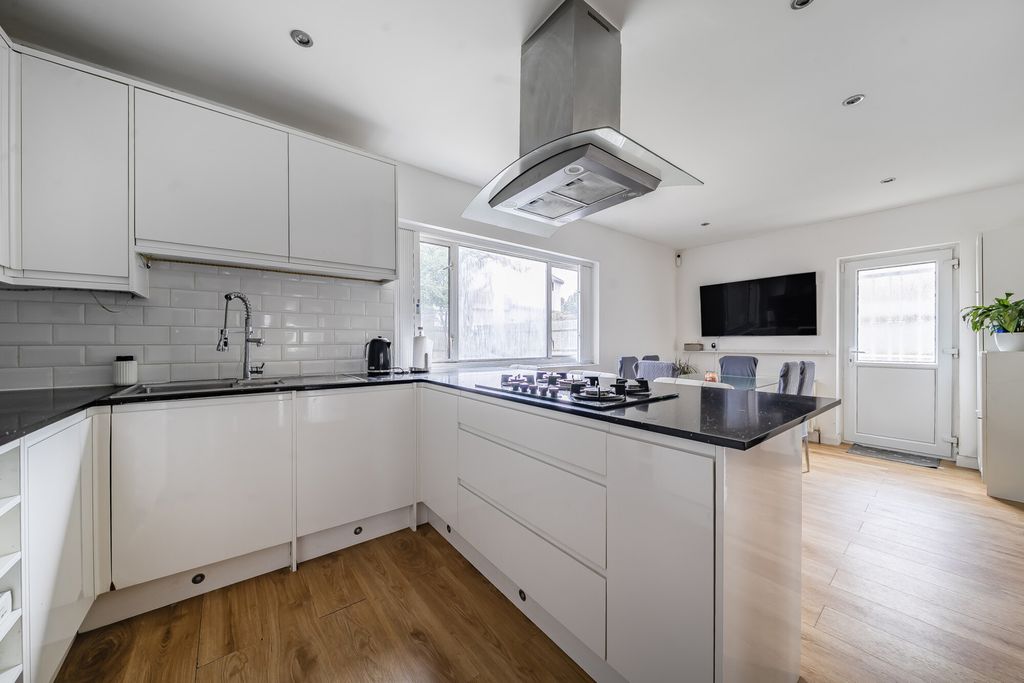 3 bed flat for saleCroydon Road, Beckenham BR3 photo 4