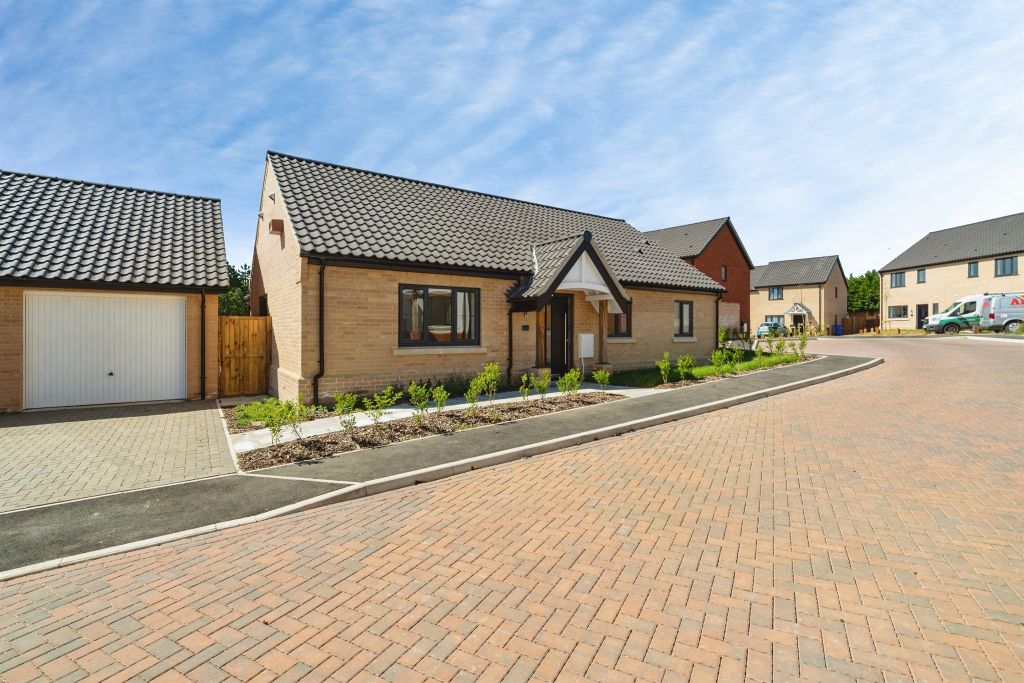 2 bed detached bungalow for saleJubilee Way, Holton, Halesworth IP19