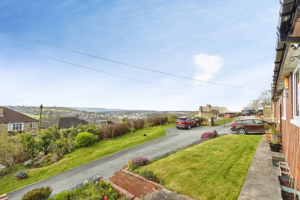 3 bed bungalow for saleSoothill Lane, Soothill, Batley, West Yorkshire WF17 photo 4