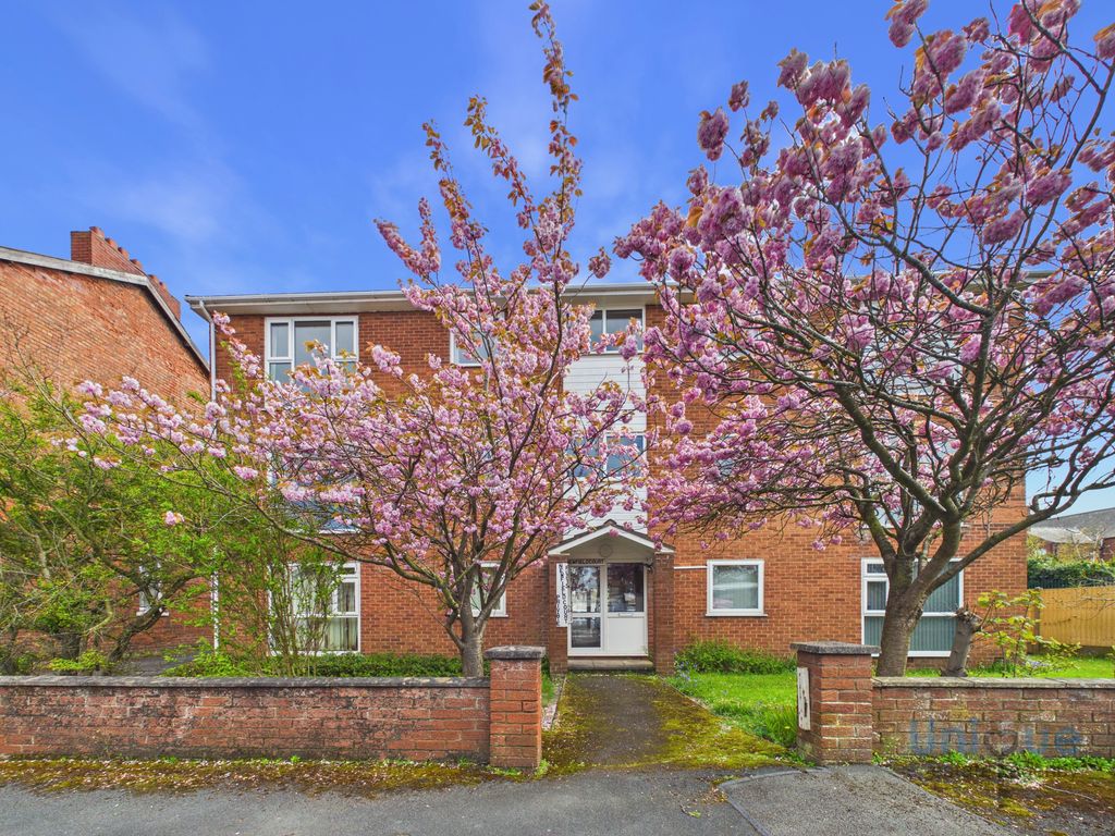 2 bed flat for saleNewfield Court, Hove Road, Lytham St. Annes FY8