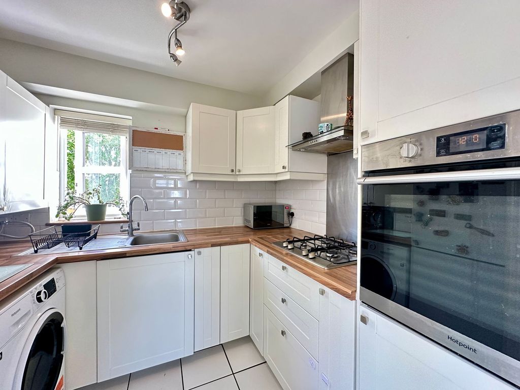 Additional image 6 of 2 bed flat for saleBramble Tye, Noak Bridge SS15