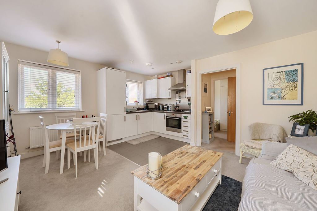 2 bed flat for saleElliston Way, Ashtead KT21 photo 2