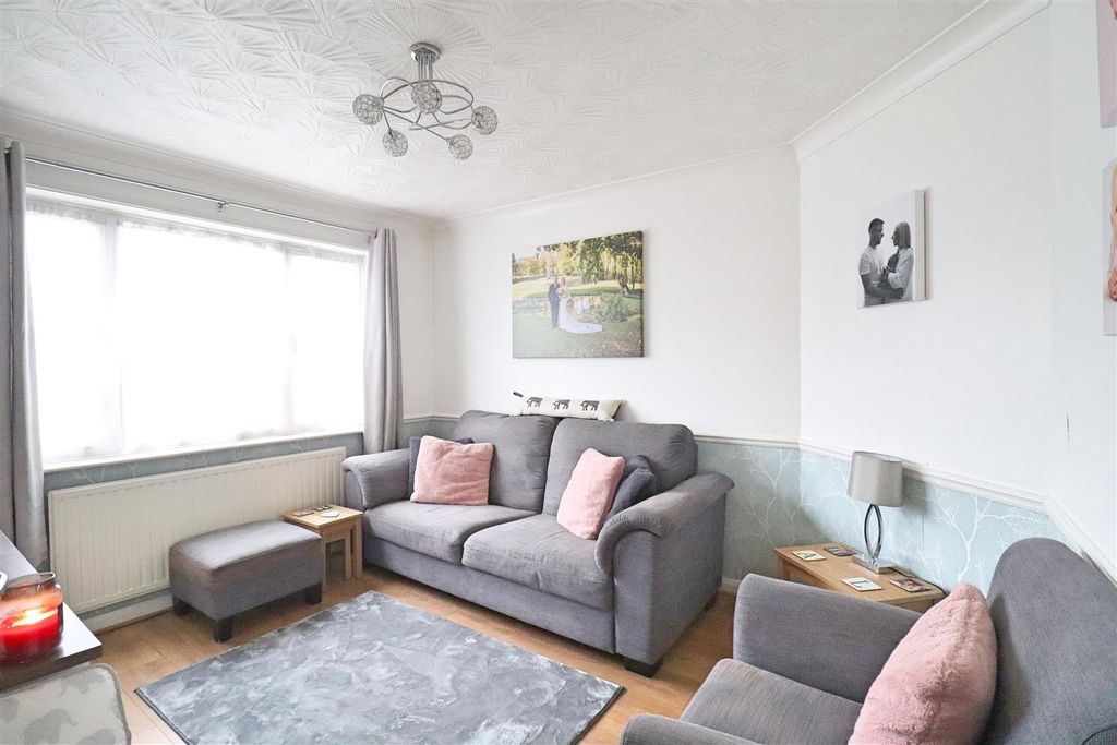 4 bed semi-detached house for saleAetheric Road, Braintree CM7 photo 4