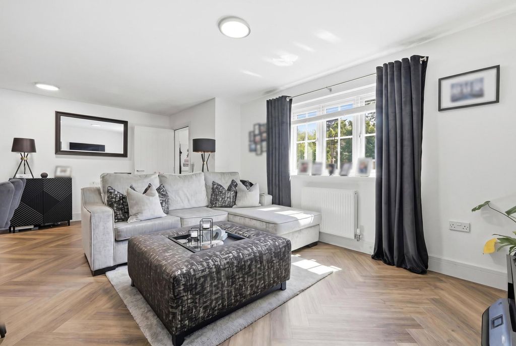 Additional image 2 of 2 bed flat for saleHampton Court, Basildon SS15