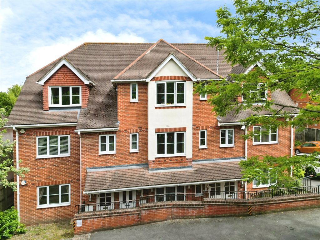 2 bed maisonette for saleGray Place, Wokingham Road, Bracknell, Berkshire RG42