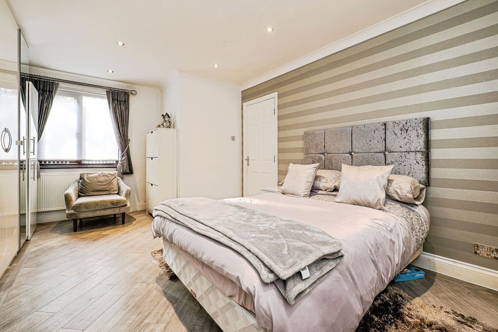Additional image 20 of 2 bed flat for saleRidgemont Place, Parkstone Avenue, Hornchurch, Essex RM11