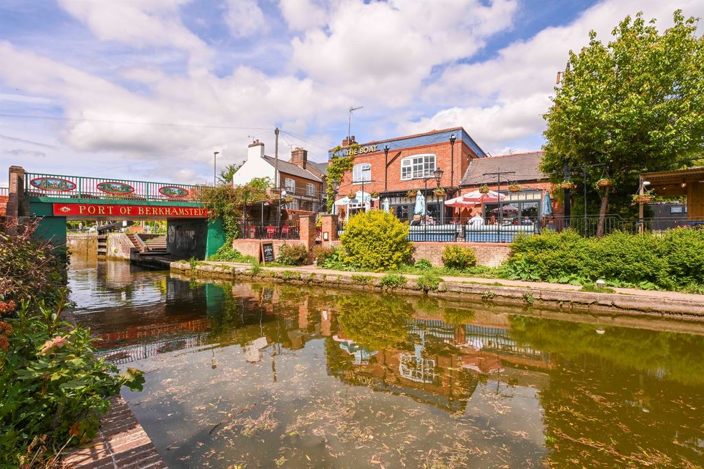 Additional image 11 of 2 bed flat for saleRavens Lane, Berkhamsted HP4