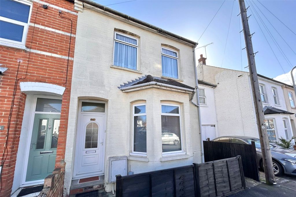 3 bed semi-detached house for saleInstitute Road, Aldershot, Hampshire GU12
