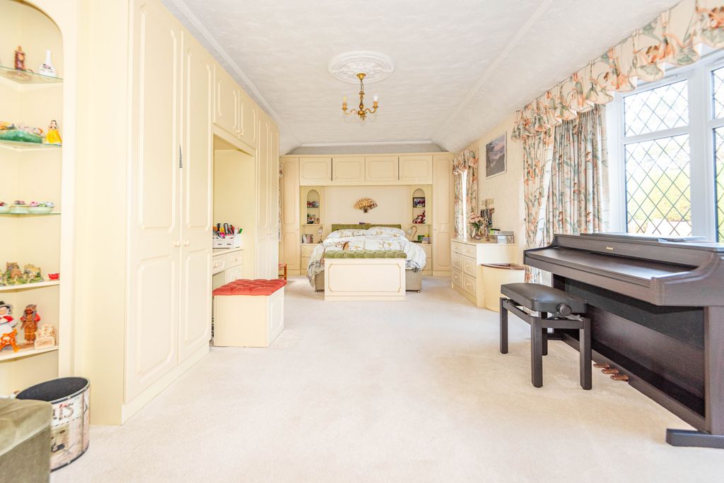Additional image 25 of 4 bed detached bungalow for saleRiverside Avenue, Broxbourne EN10