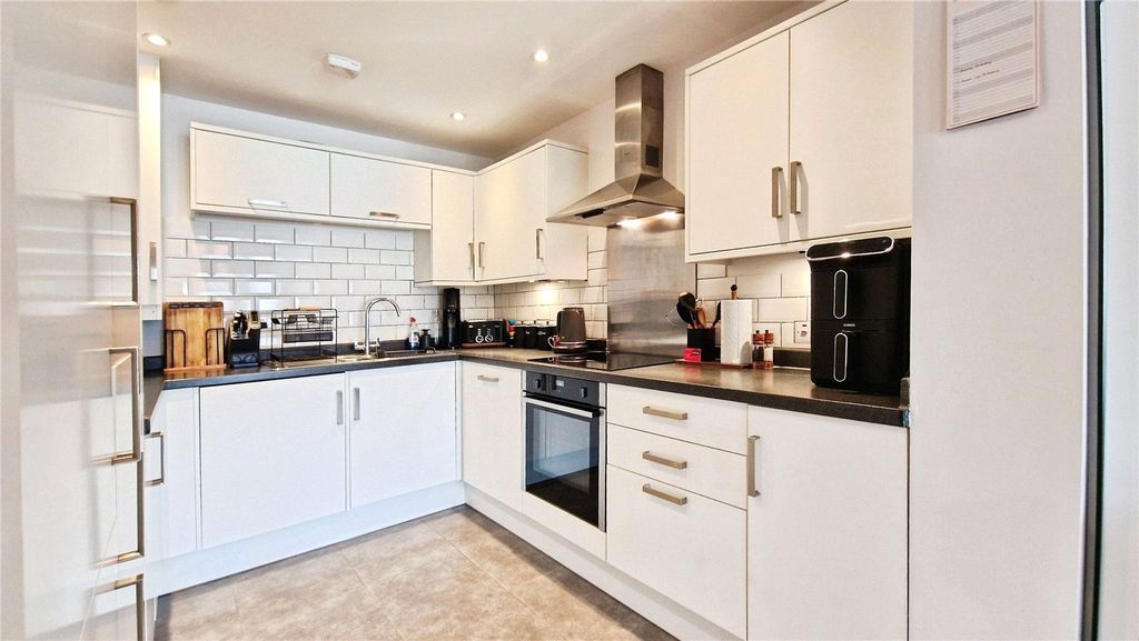 2 bed flat for saleLondon Road, Binfield, Bracknell, Berkshire RG42 photo 3