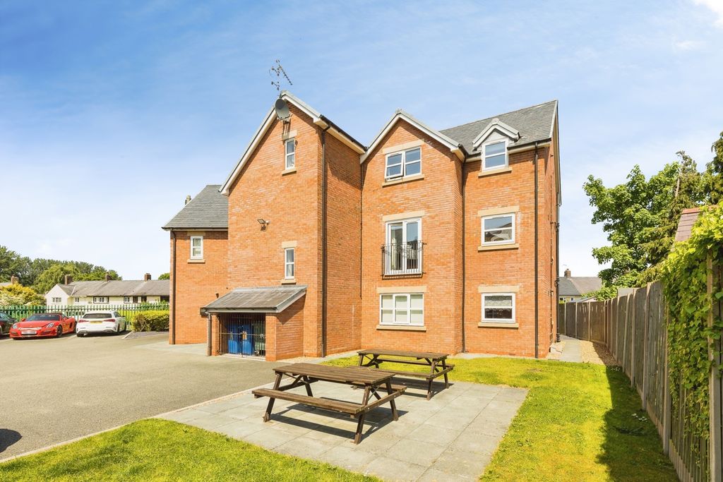 2 bed flat for saleHolywell Road, Mold, Clwyd CH7