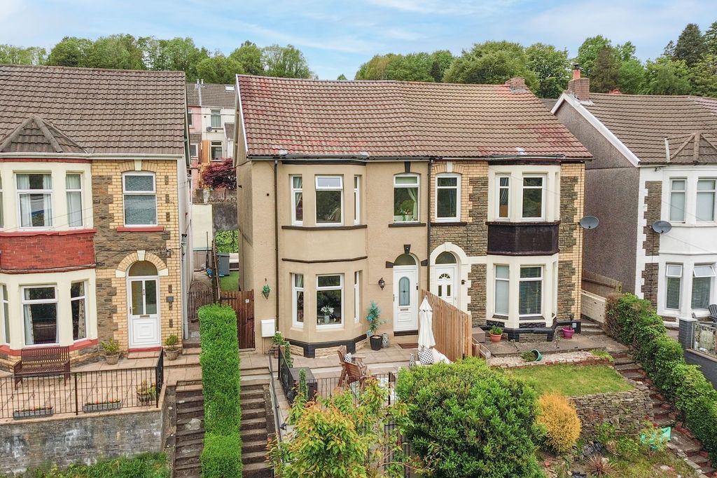 4 bed semi-detached house for saleNorth Road, Newbridge NP11