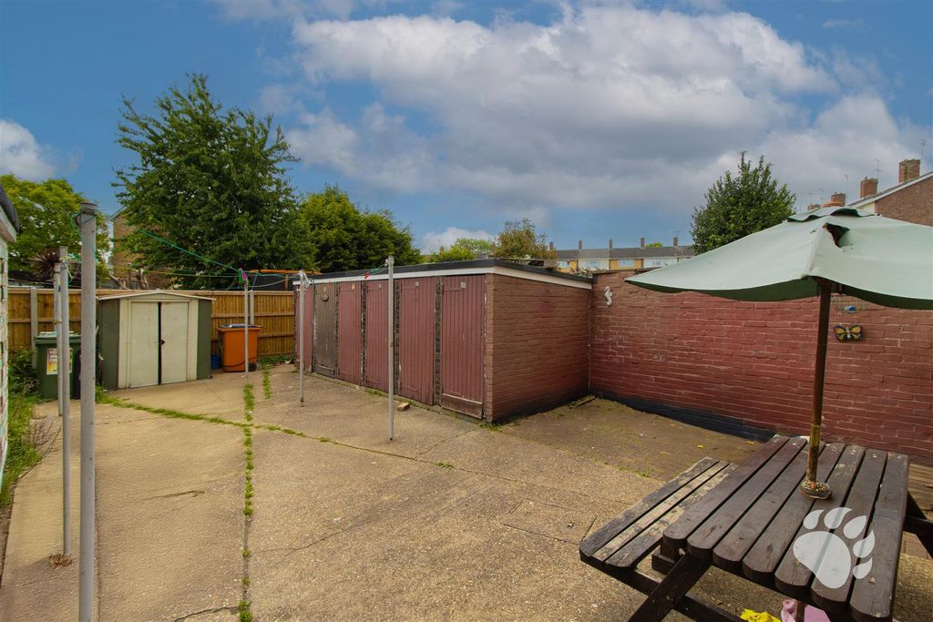 Additional image 10 of 2 bed flat for saleLong Gages, Basildon SS14