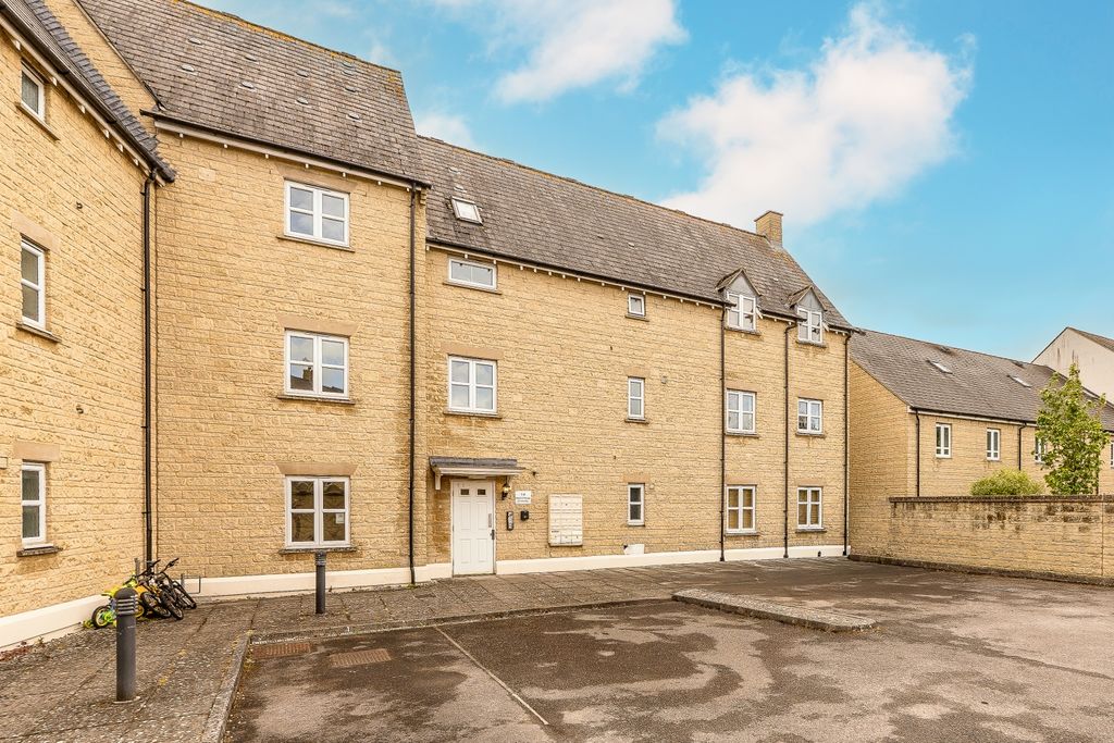 Additional image 13 of 2 bed flat for saleHeyford House, 65 Trefoil Way, Carterton, Oxfordshire OX18