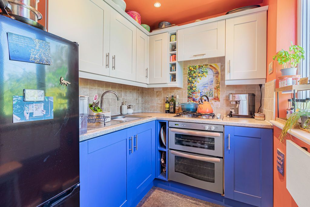 2 bed flat for saleBurr Close, Bexleyheath DA7 photo 5
