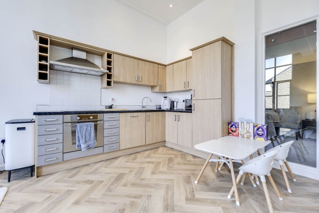 2 bed flat for saleMeadow Road, Apperley Bridge, Bradford, West Yorkshire BD10 photo 4