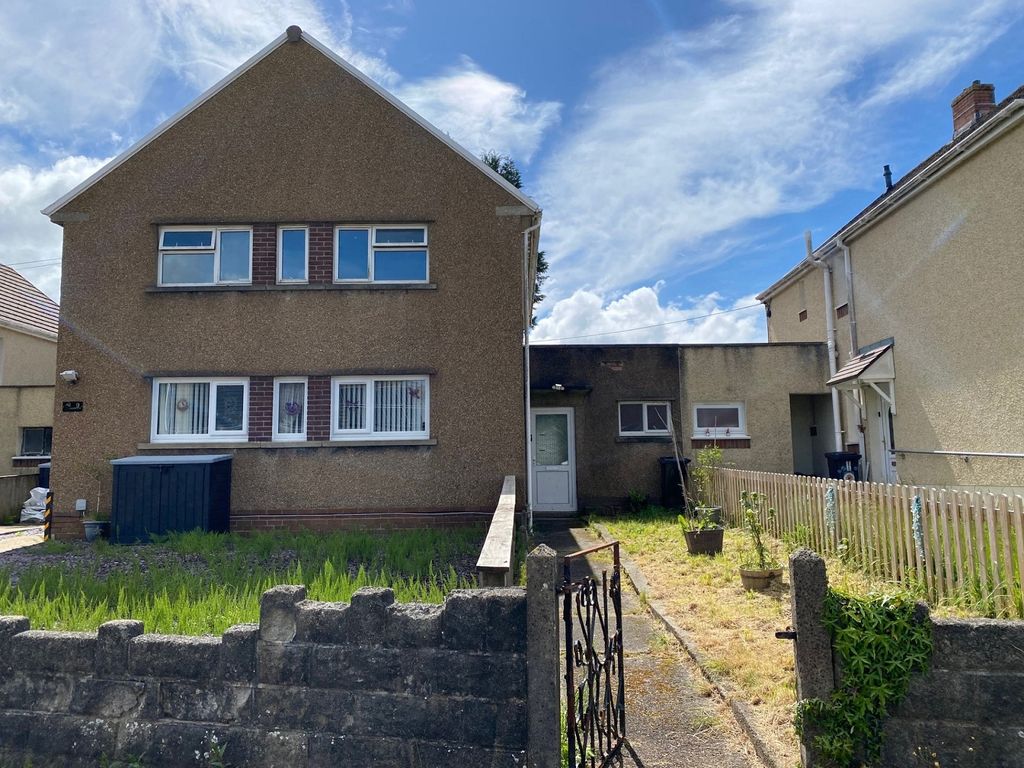 2 bed flat for saleCoombe Tennant Avenue, Neath, Neath Port Talbot. SA10