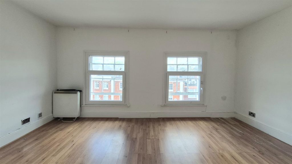 1 bed flat for saleMarket Square, Buckingham MK18 photo 4