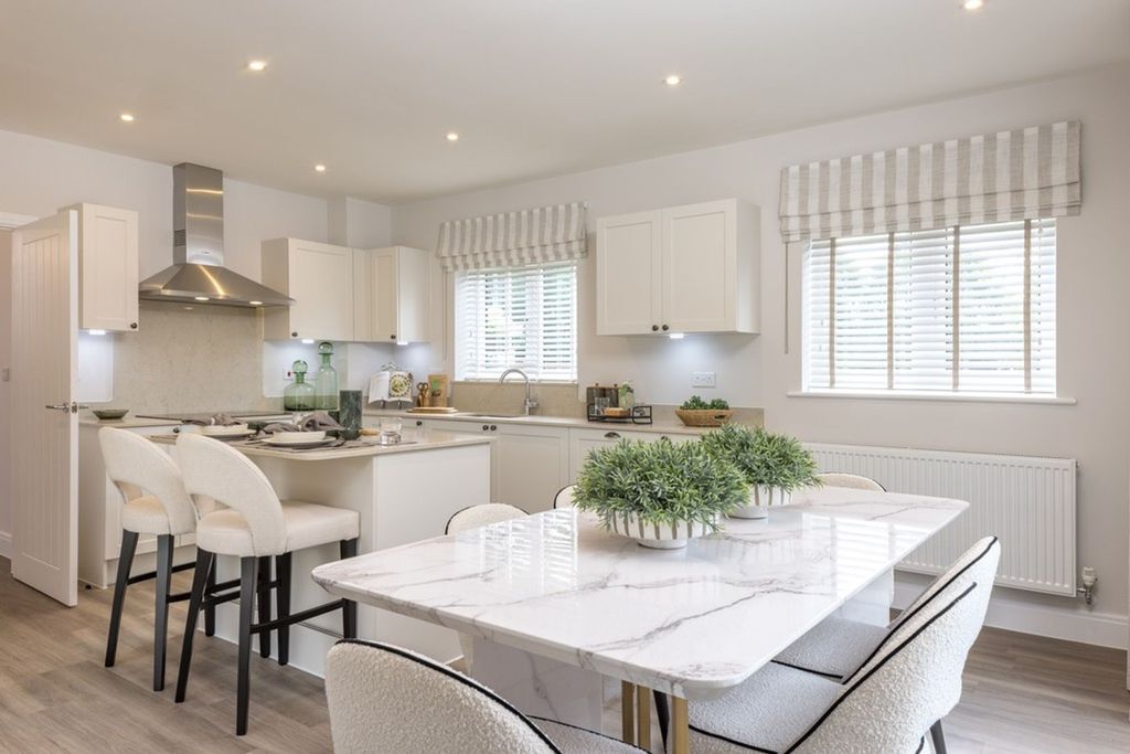 4 bed detached house for saleOff Graves Paddock, Bates Ave SG15 photo 4