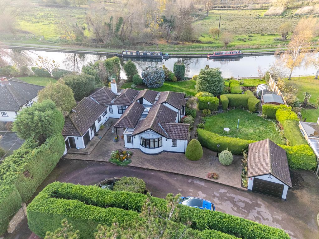 4 bed detached bungalow for saleRiverside Avenue, Broxbourne EN10