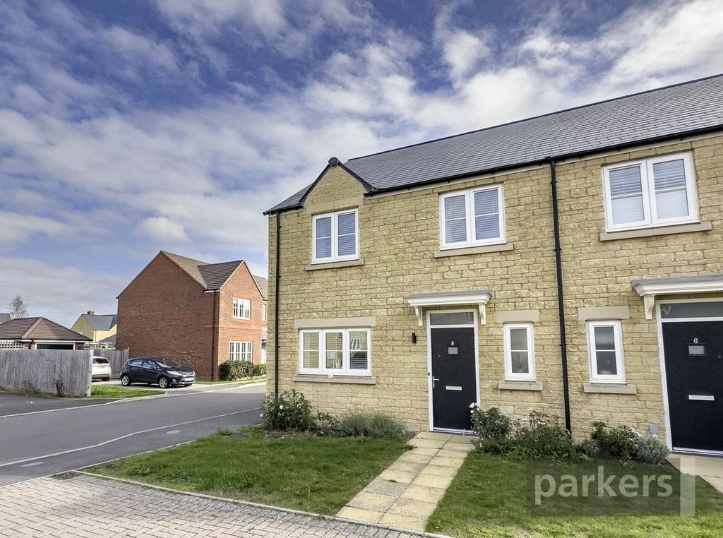 3 bed semi-detached house for saleGiles Place, Bampton, Oxfordshire OX18