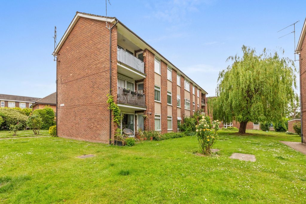 3 bed flat for saleCressington Place, Bourne End SL8