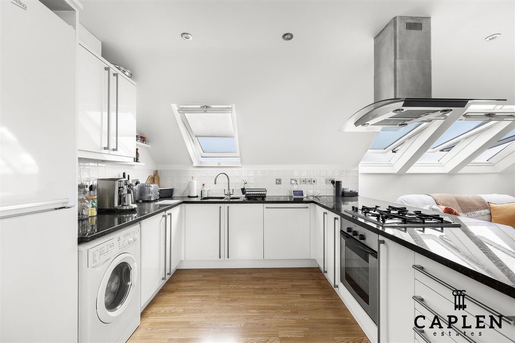 Additional image 8 of 2 bed flat for saleBeatrice Court, Buckhurst Hill IG9