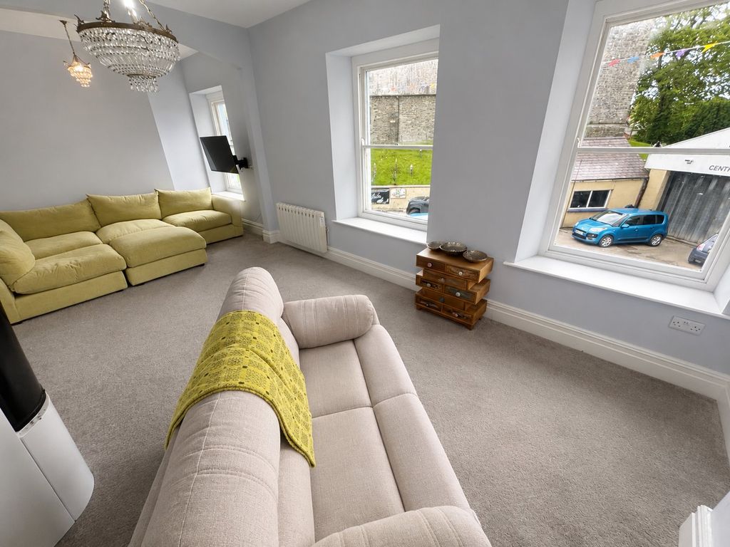 3 bed flat for saleThe Square, Tregaron SY25 photo 2