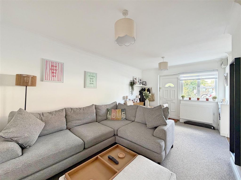 2 bed flat for saleStation Approach, Braintree CM7 photo 4