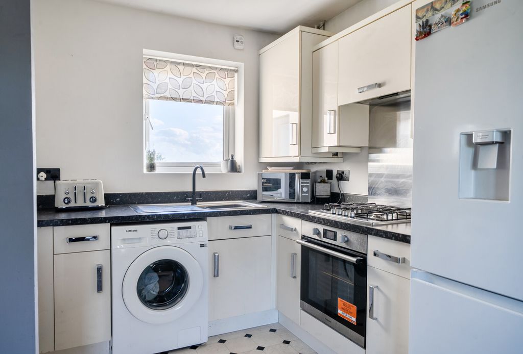 2 bed flat for saleNormandy Drive, Yate, Bristol BS37 photo 3