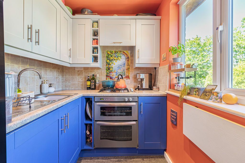 2 bed flat for saleBurr Close, Bexleyheath DA7 photo 2